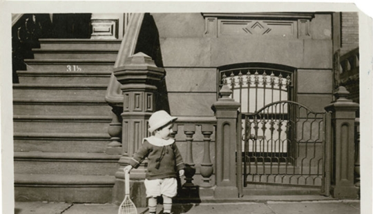 13 vintage photos in which people are haunted by the shadow of an unknown person in a hat