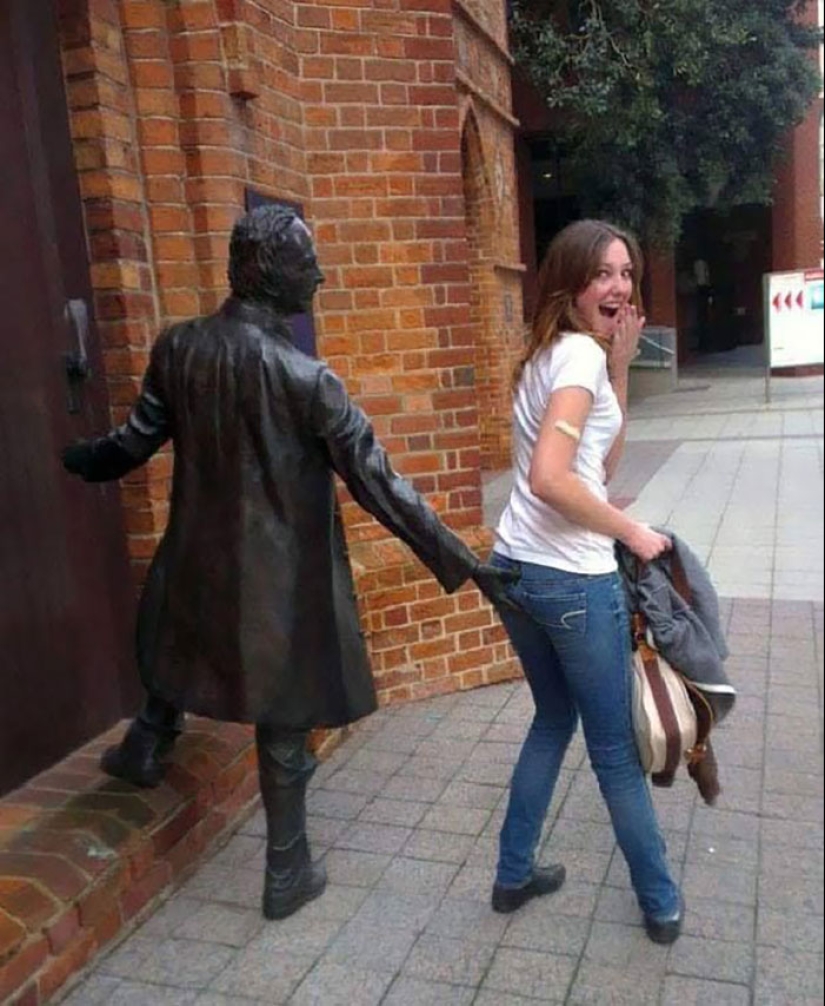 14 People Who Made The Absolute Most Of A Photo With A Statue And Ended Up Online (Part2)