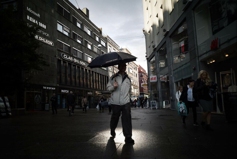 15 Best Coincidences Captured By This Street Photographer