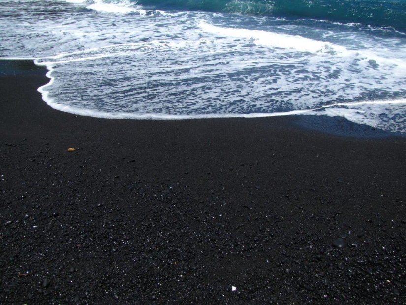15 increíbles playas de arena negra