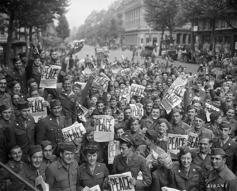 15 Incredible Little-Known Snapshots of Historical Moments