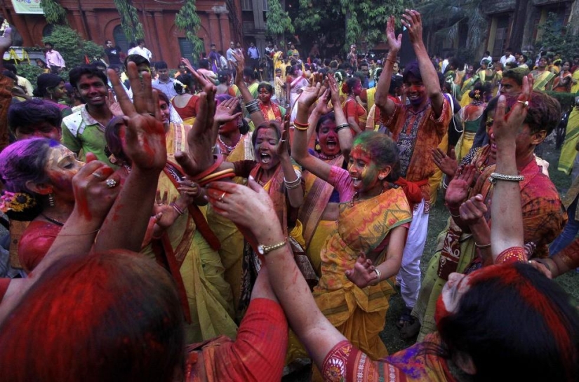 15 momentos inolvidables de Holi - Año Nuevo bengalí