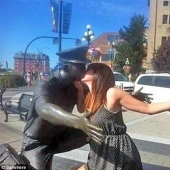 15 People Who Made The Absolute Most Of A Photo With A Statue And Ended Up Online
