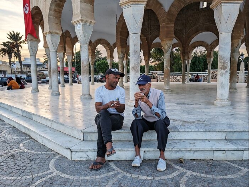 16 Smartphone Shots Documenting Life On The Streets Of Tunisia By This Photographer