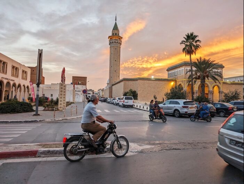 16 tomas de teléfonos inteligentes que documentan la vida en las calles de Túnez tomadas por este fotógrafo