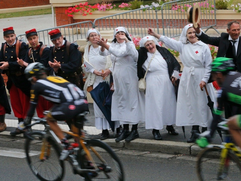 17 fotos inexplicables de fanáticos del Tour de Francia. ¡Tienes que ver estos pimientos!