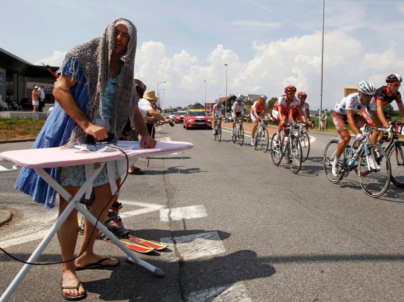 17 fotos inexplicables de fanáticos del Tour de Francia. ¡Tienes que ver estos pimientos!