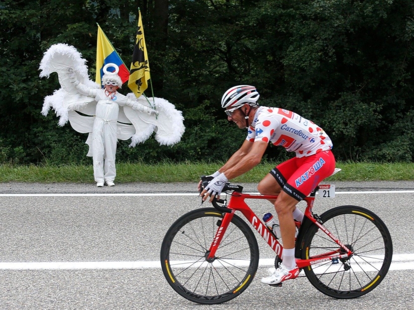 17 inexplicable photos of Tour de France fans. You must see these peppers!