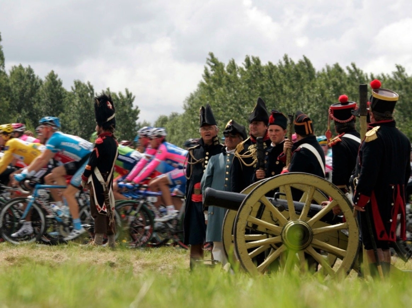 17 inexplicable photos of Tour de France fans. You must see these peppers!