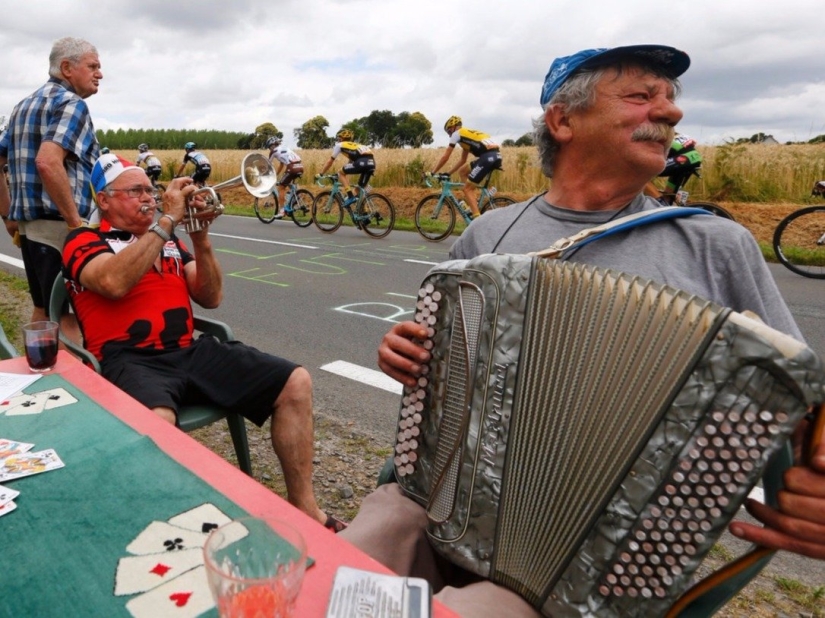 17 inexplicable photos of Tour de France fans. You must see these peppers!