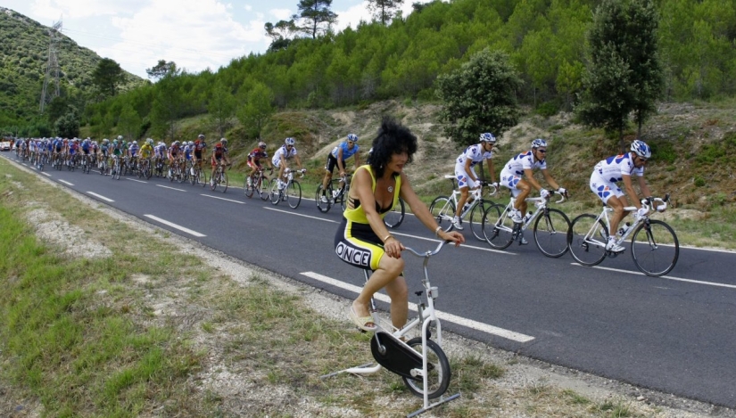17 inexplicable photos of Tour de France fans. You must see these peppers!