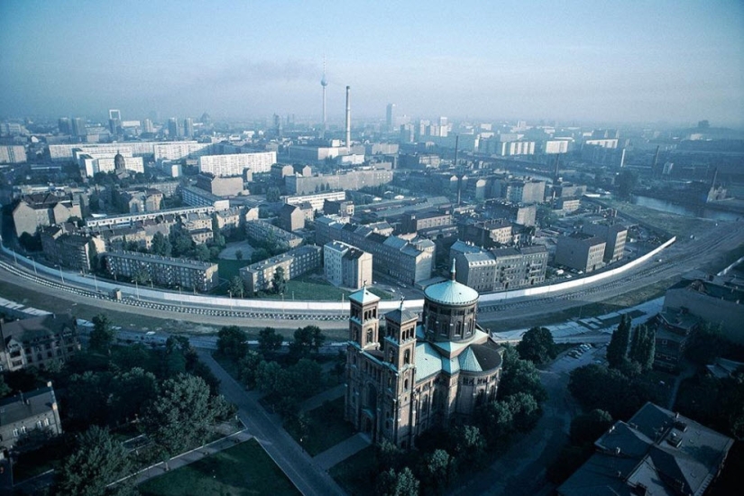 17 rare shots from the history of the Berlin Wall