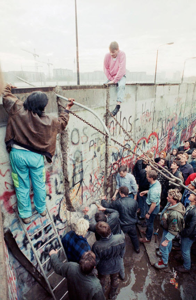 17 rare shots from the history of the Berlin Wall