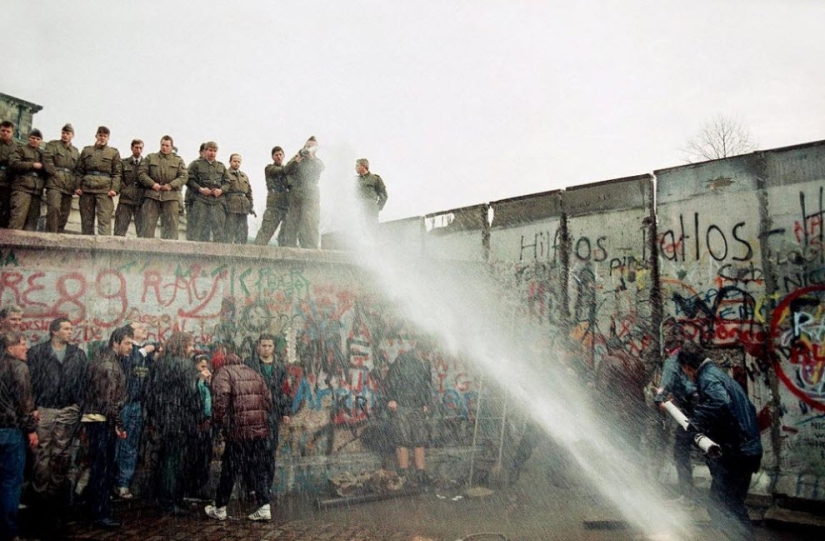 17 rare shots from the history of the Berlin Wall