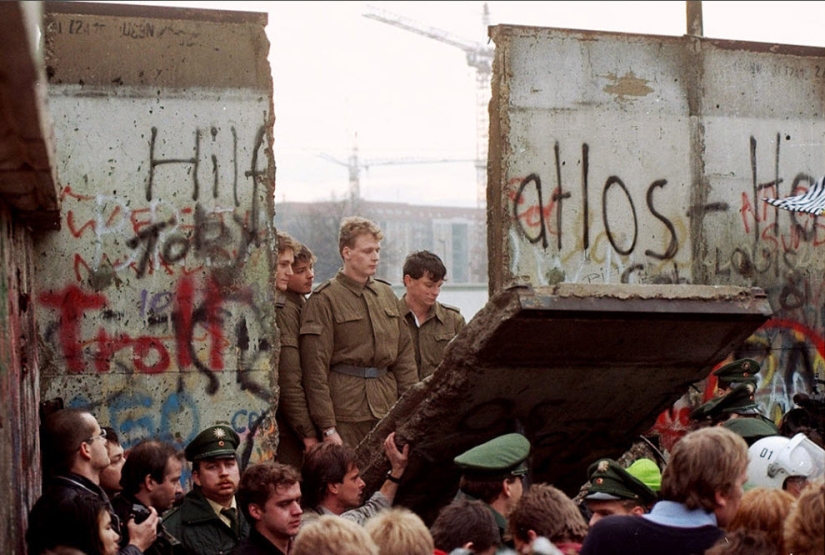 17 rare shots from the history of the Berlin Wall