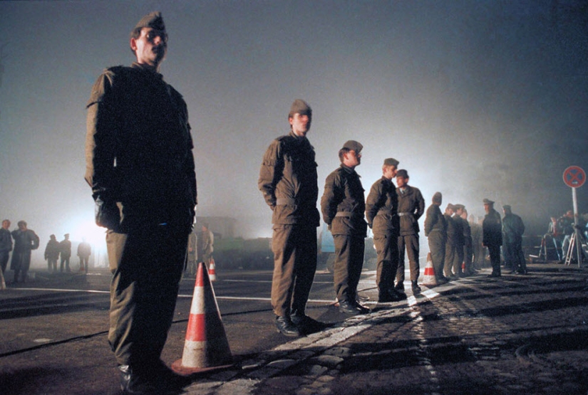 17 rare shots from the history of the Berlin Wall