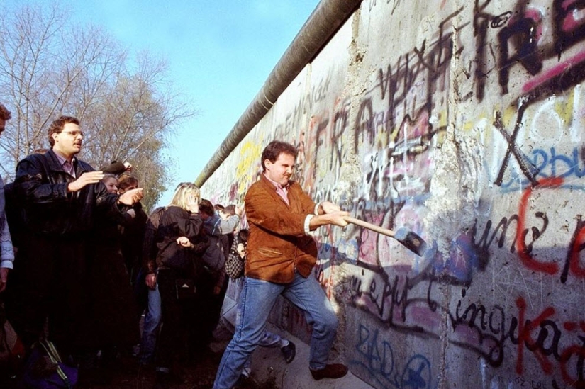 17 rare shots from the history of the Berlin Wall