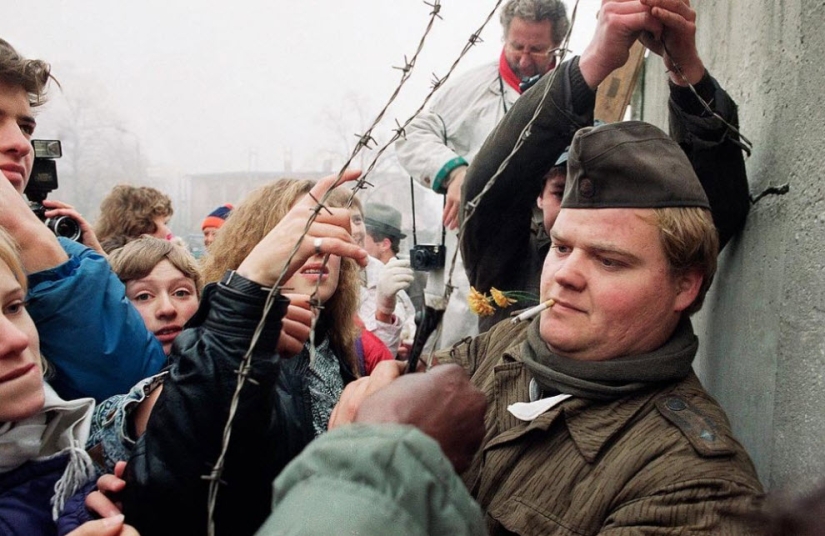 17 rare shots from the history of the Berlin Wall