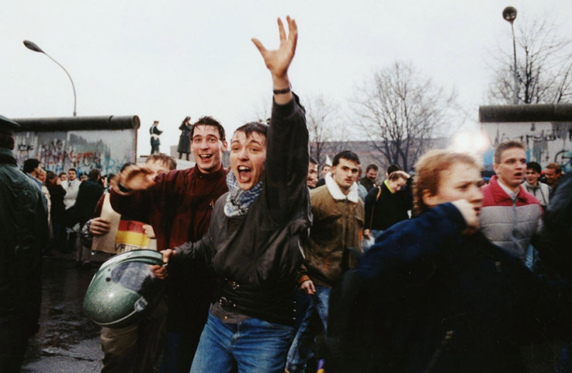 17 rare shots from the history of the Berlin Wall