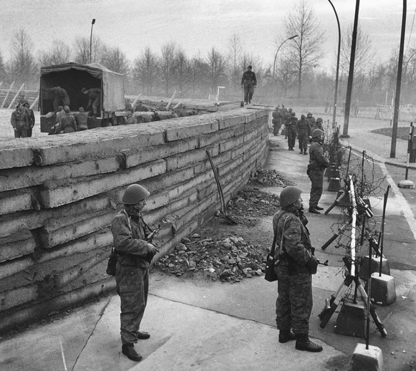 17 rare shots from the history of the Berlin Wall