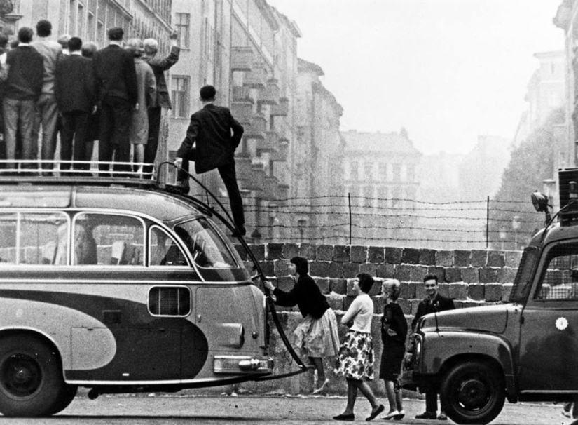 17 rare shots from the history of the Berlin Wall