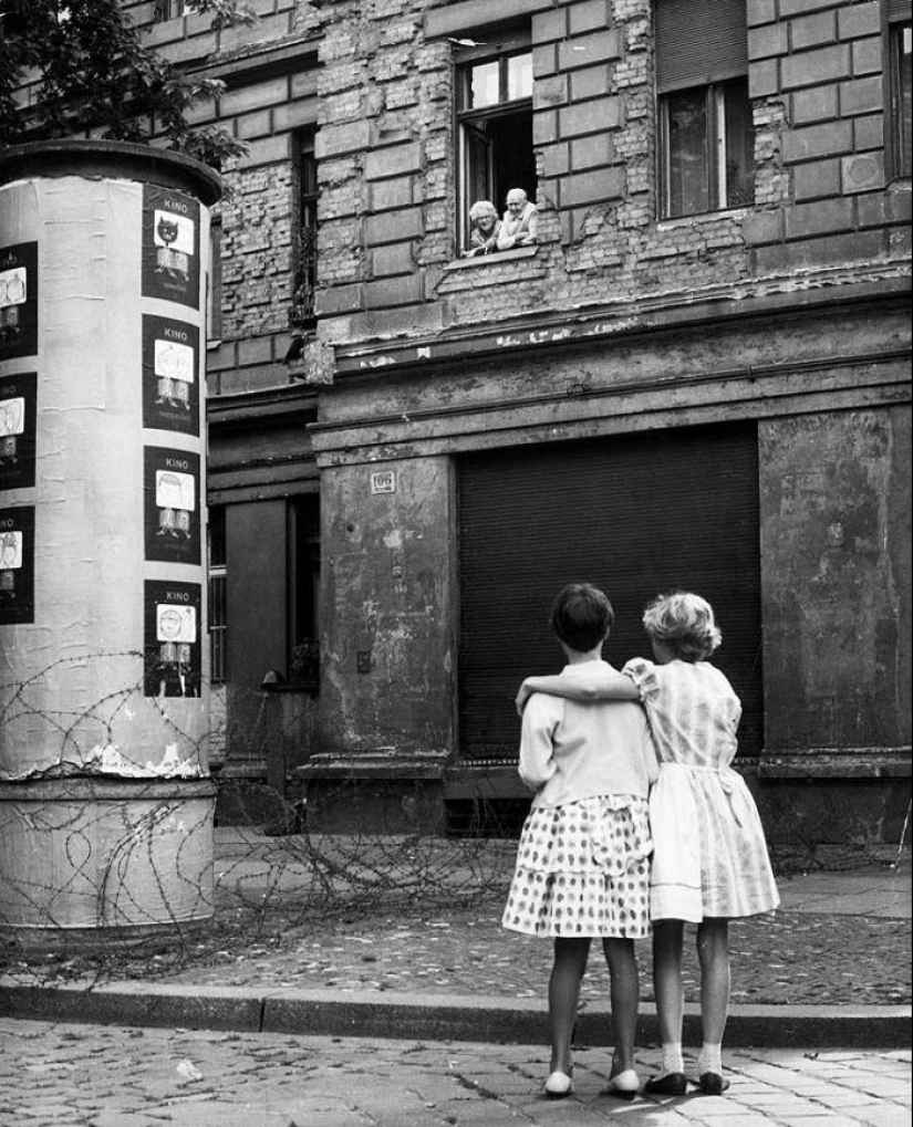 17 rare shots from the history of the Berlin Wall