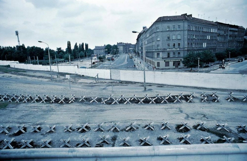 17 rare shots from the history of the Berlin Wall