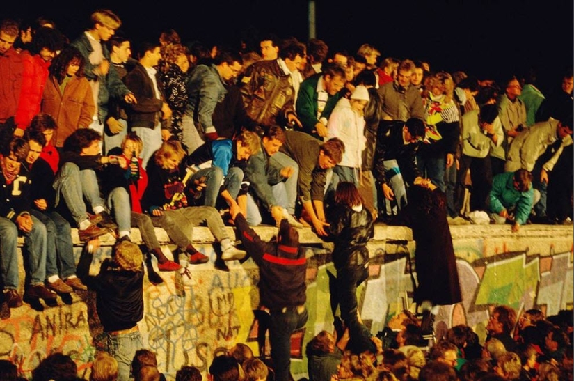 17 rare shots from the history of the Berlin Wall