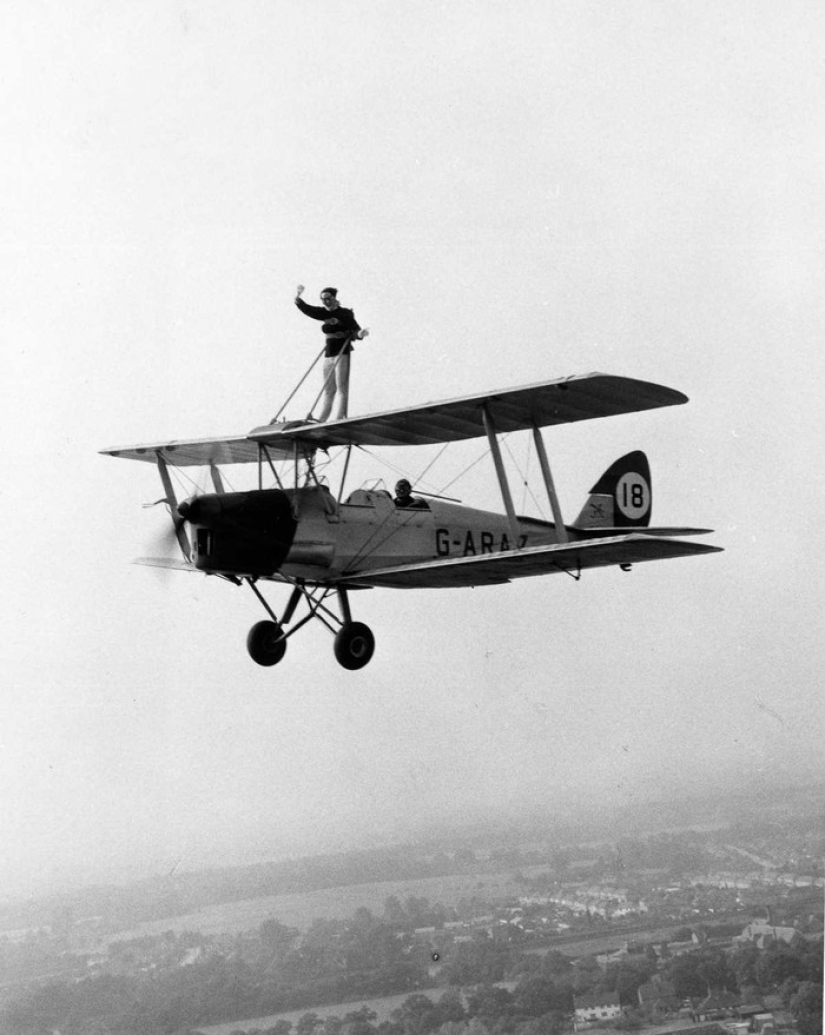 1919-1982: the main thing is not to look down, or Walkers on the wings of airplanes