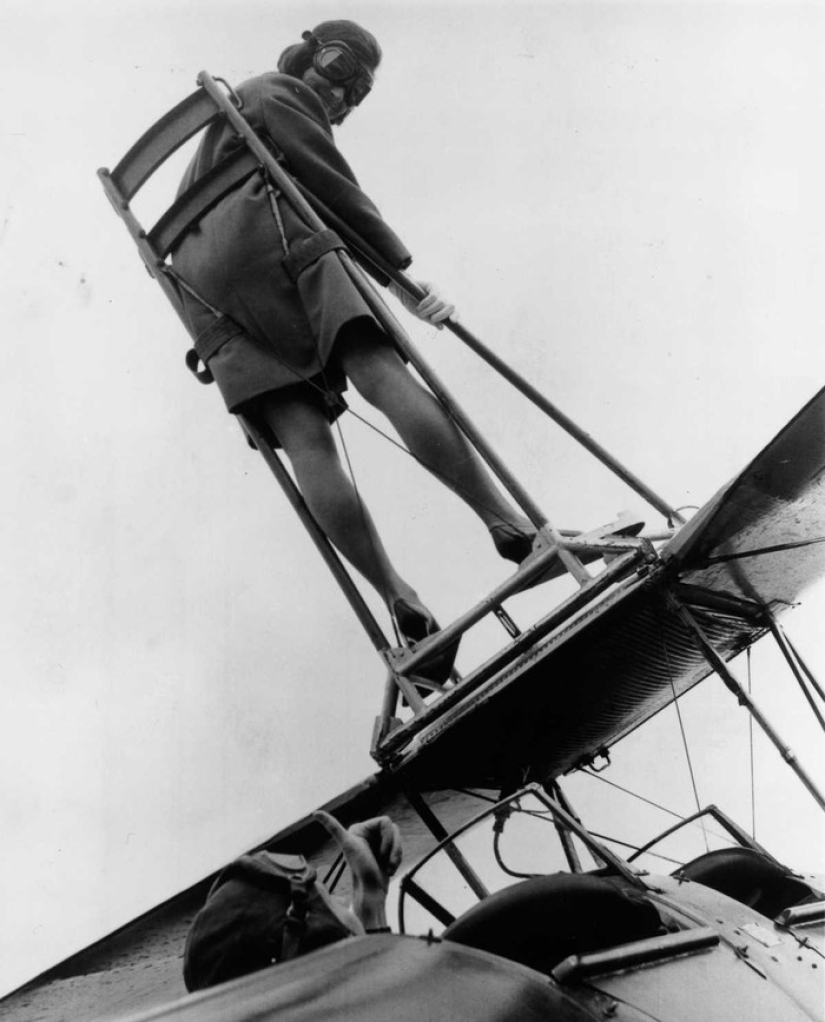 1919-1982: the main thing is not to look down, or Walkers on the wings of airplanes