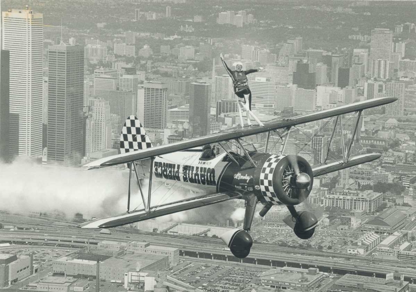 1919-1982: the main thing is not to look down, or Walkers on the wings of airplanes