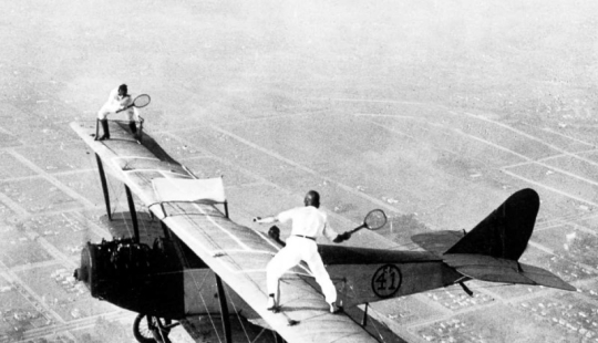 1919-1982: the main thing is not to look down, or Walkers on the wings of airplanes
