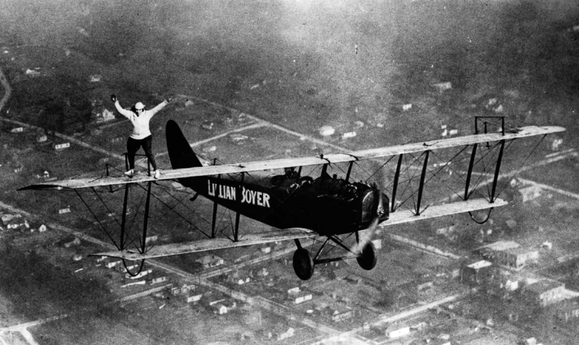 1919-1982: the main thing is not to look down, or Walkers on the wings of airplanes