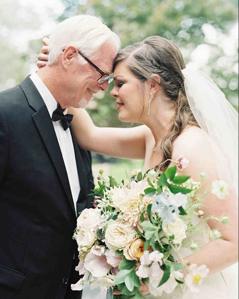 20 emocional fotos, de los padres por primera vez vio a sus hijas en los vestidos de novia