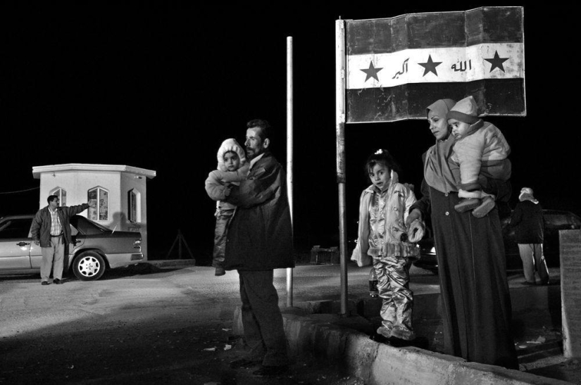 20 incredibly emotional shots from the life of an Iraqi family