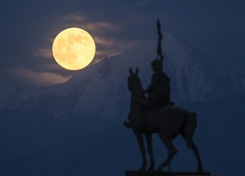 20 most beautiful photos of the &quot;supermoon&quot; 2013