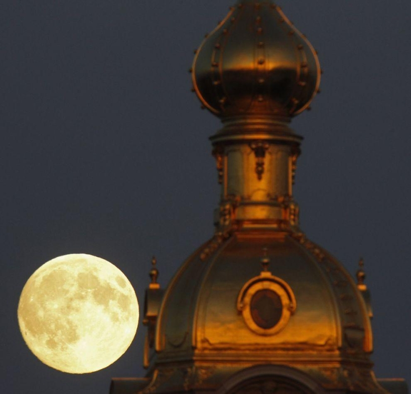 20 most beautiful photos of the &quot;supermoon&quot; 2013