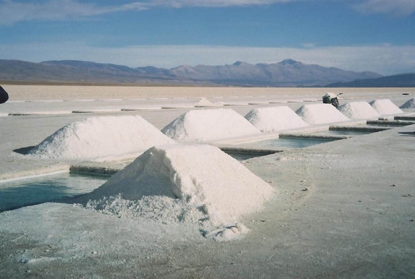 20 photos from Salinas Grandes, the snow-white desert of Argentina