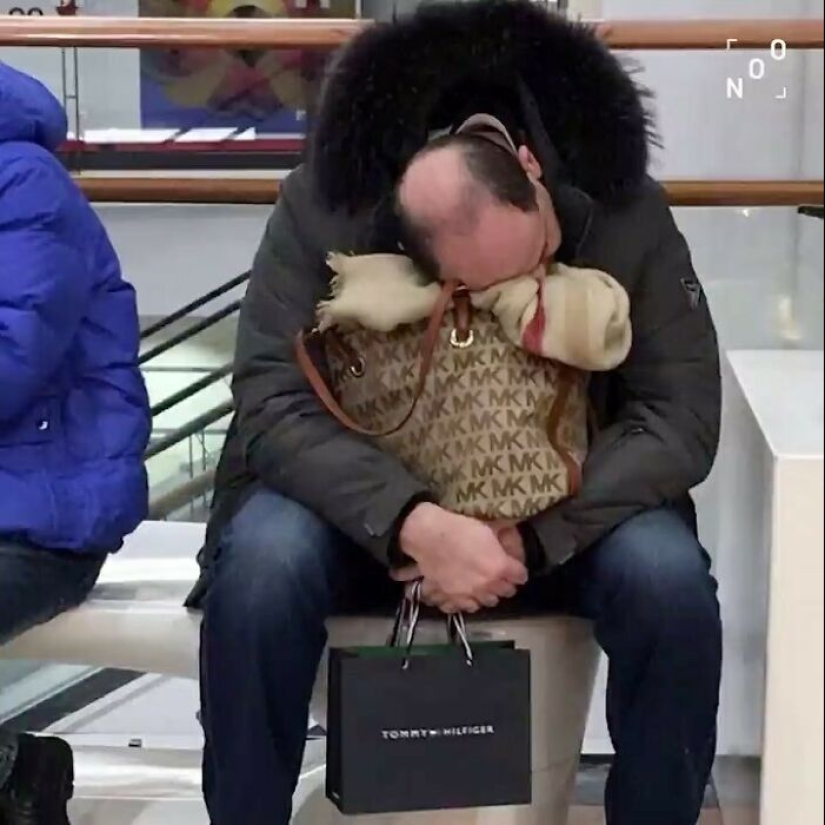 20 Times People Spotted Men Having A Miserable Time While Shopping And Just Had To Take A Pic