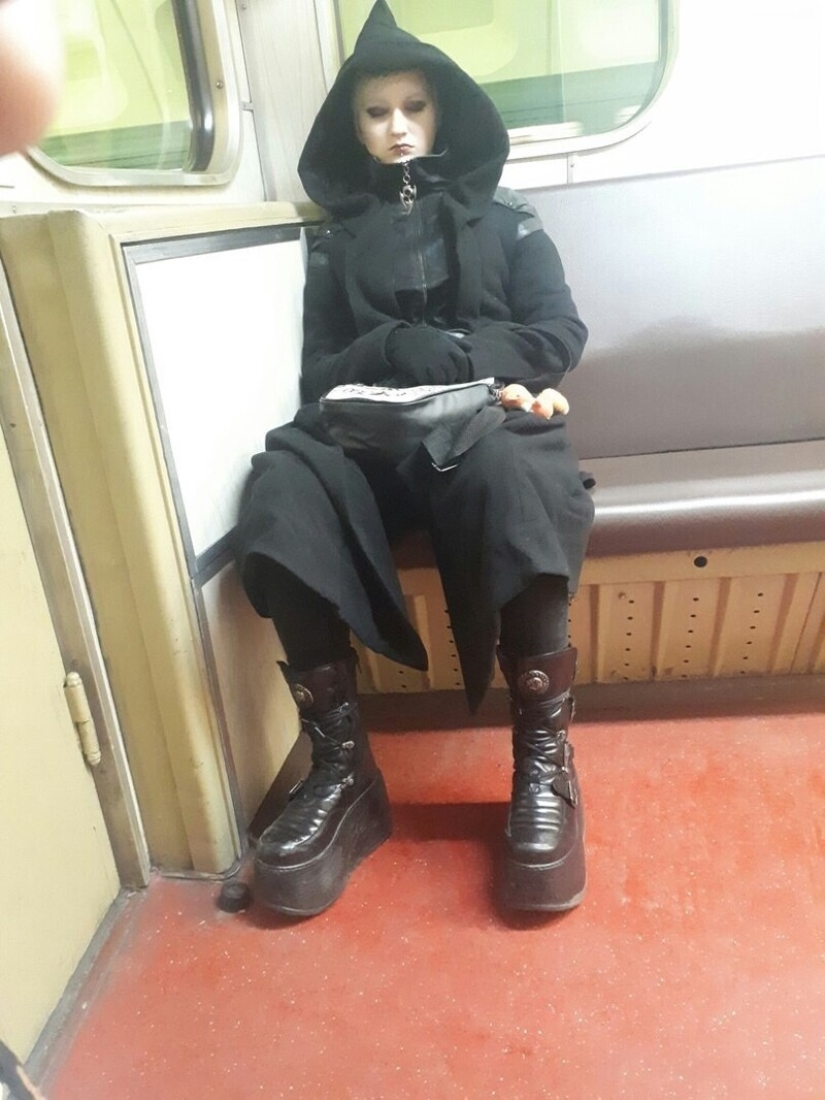 22 elegantes pasajeros del metro de San Petersburgo