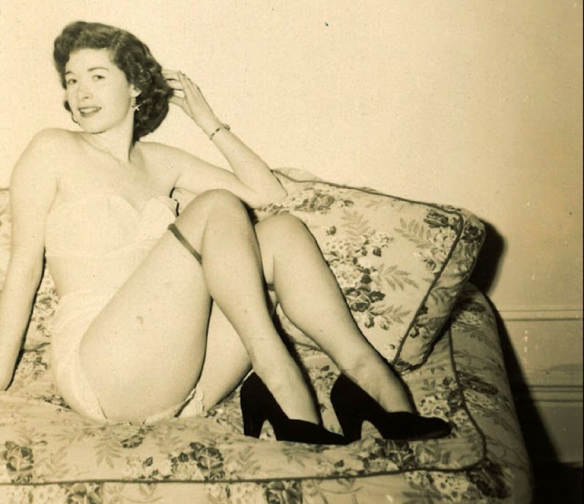 22 fotografías atrevidas que representan a damas traviesas de los años 50
