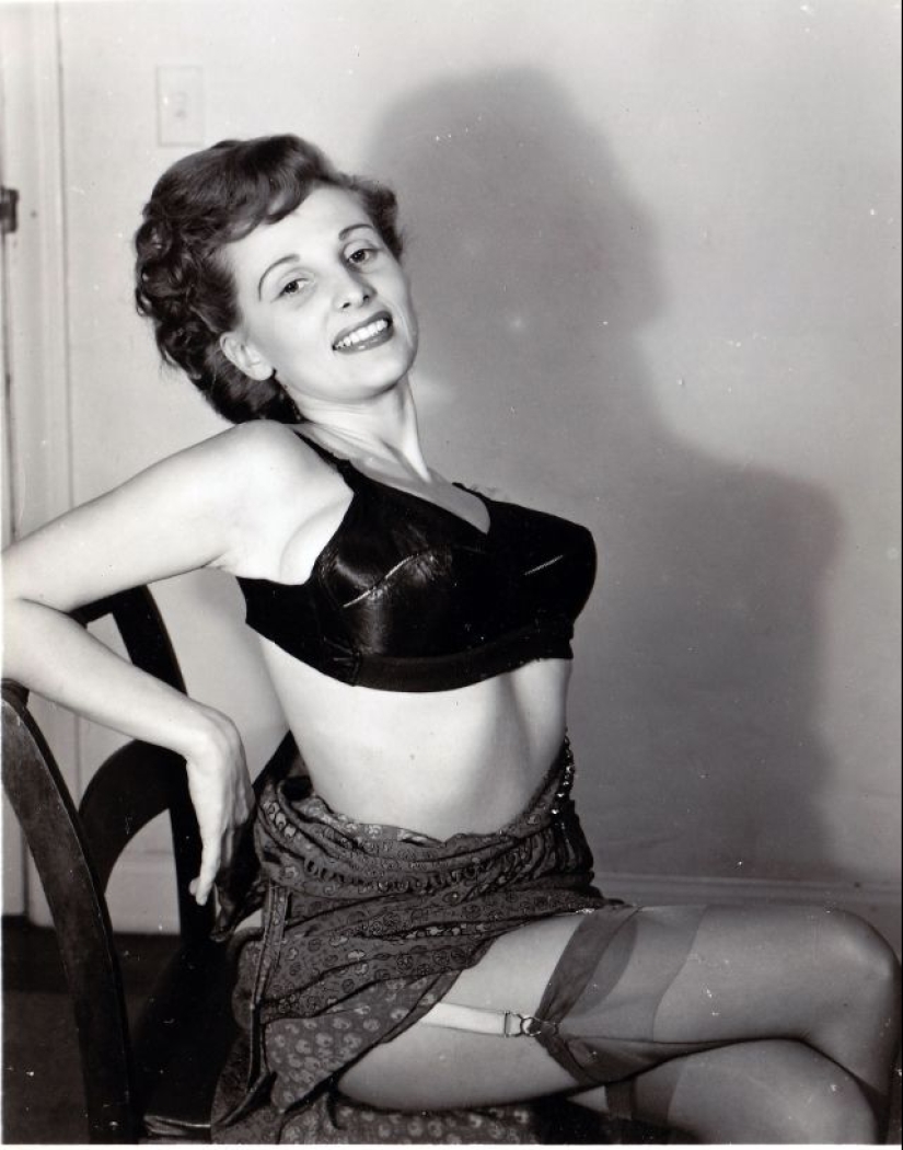 22 fotografías atrevidas que representan a damas traviesas de los años 50