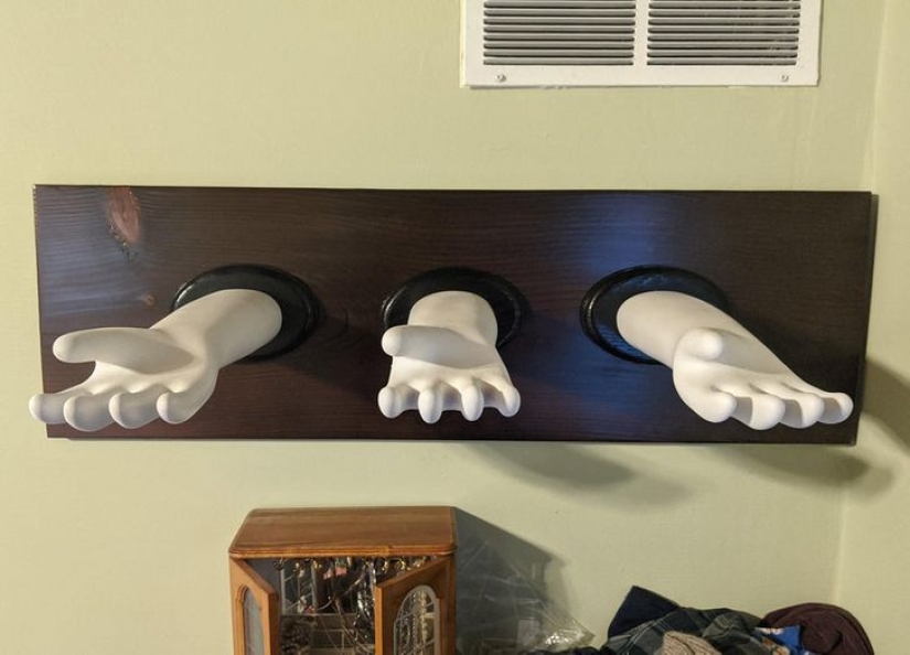 22 people whose hands grow from the right place