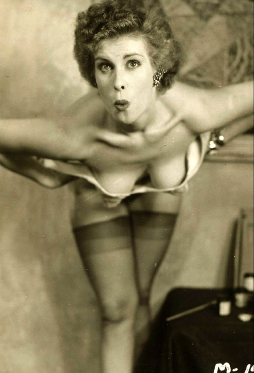 22 racy photos depicting naughty ladies of the 1950s