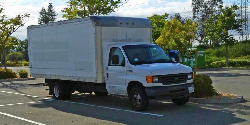 23-year-old Google employee lives in a truck in the company&#39;s parking lot and saves 90% of income