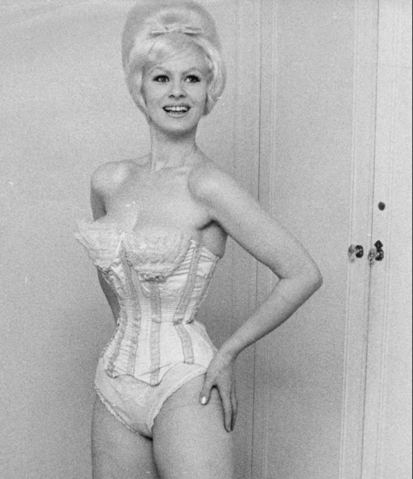 25 fotos seductoras de la rompecorazones Sabrina, la británica Marilyn Monroe