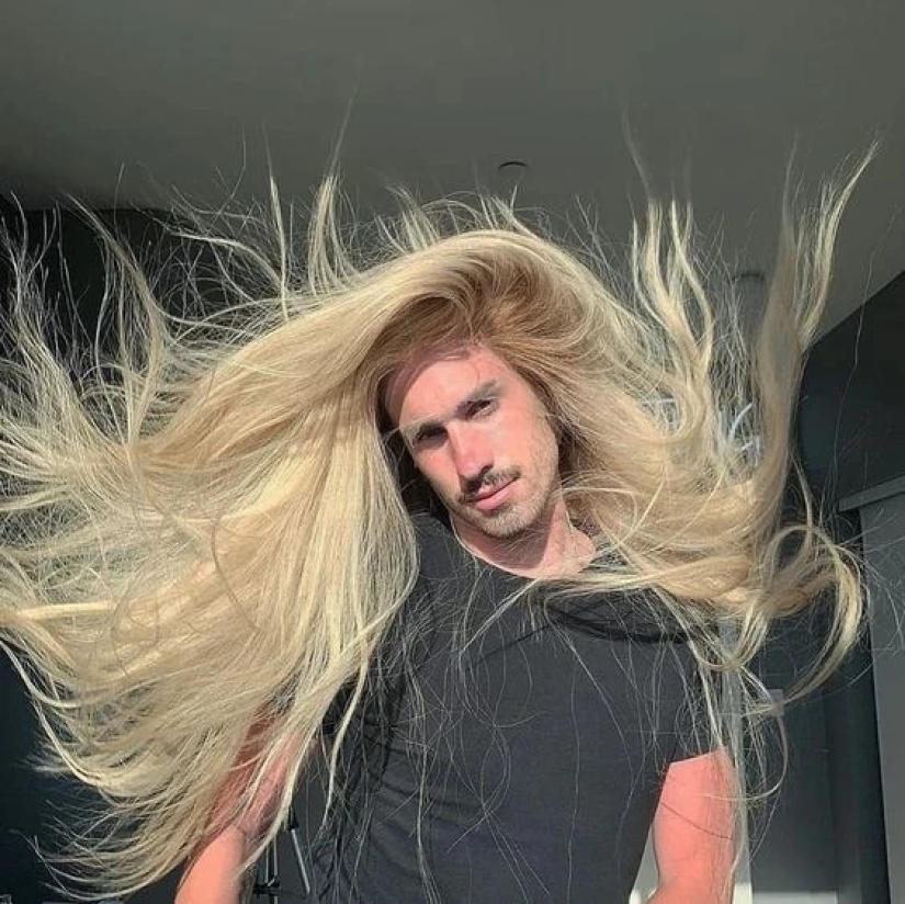 25 photos of men with long hair