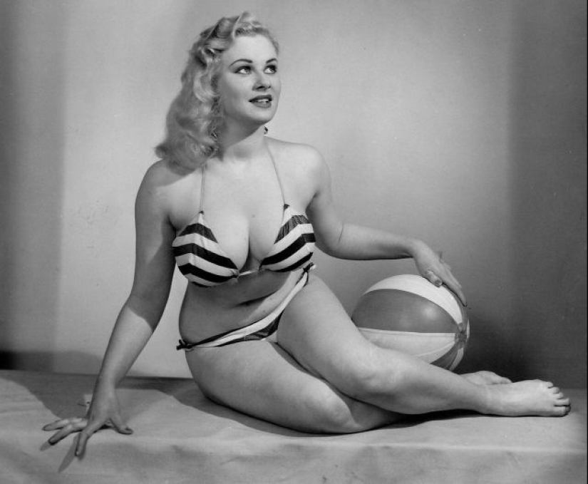25 seductive photos of the heartbreaker Sabrina, the British Marilyn Monroe