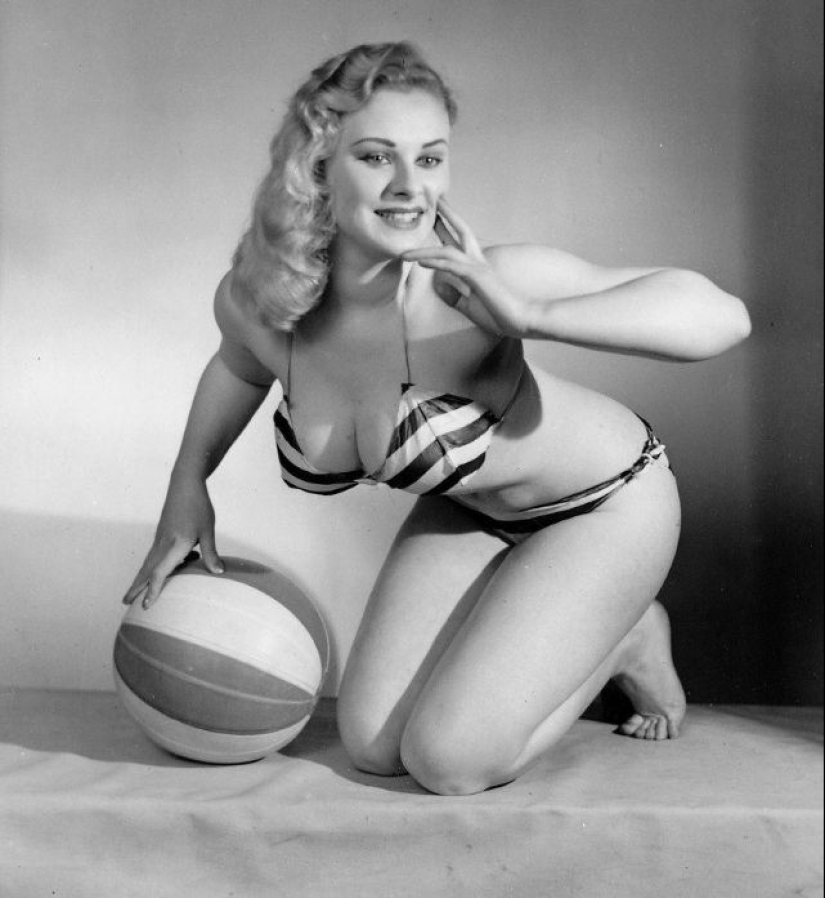 25 seductive photos of the heartbreaker Sabrina, the British Marilyn Monroe
