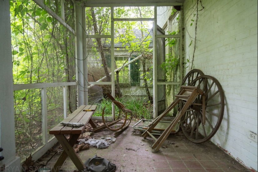 27 espeluznantes fotos de una granja abandonada